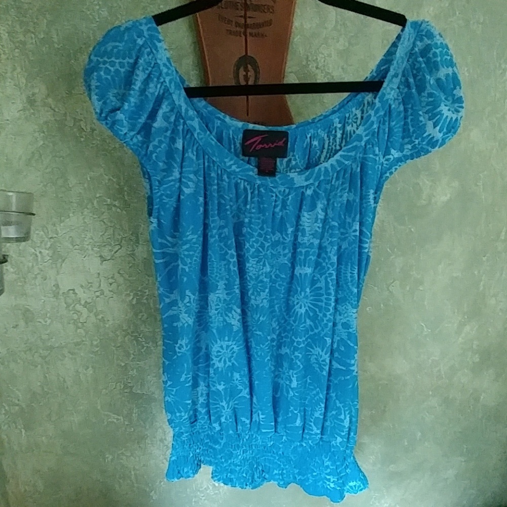Cute aqua top
